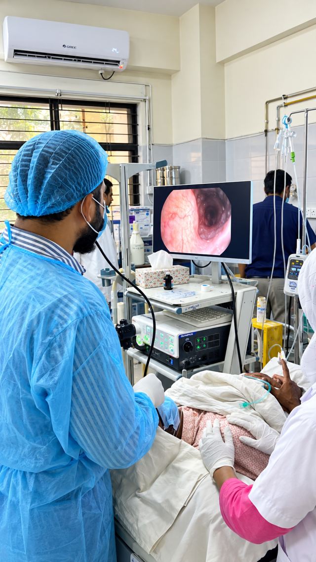 ফুসফুসের ভিতর রোগ নির্নয়ে পরীক্ষা চলছে